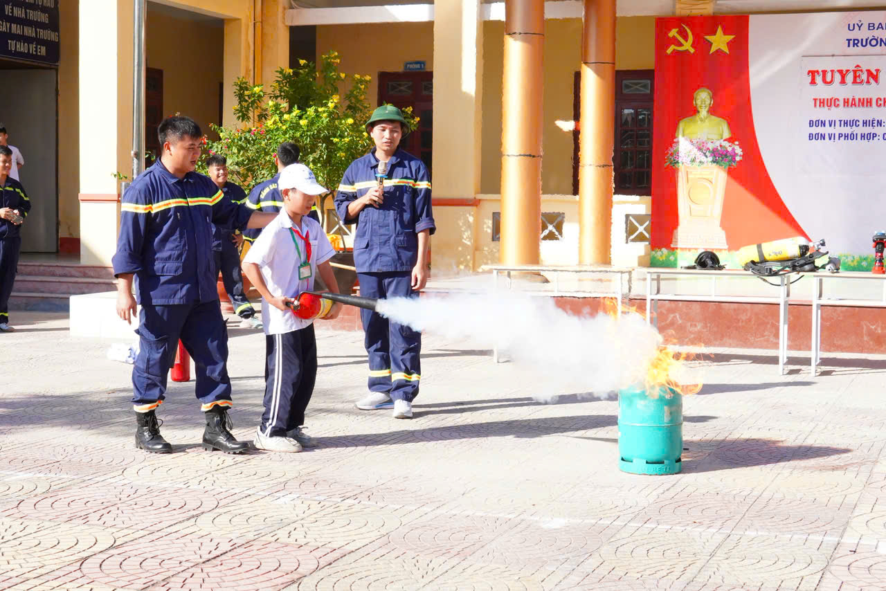 Đội Cảnh sát chữa cháy và cứu nạn cứu hộ khu vực 8 phối hợp chương trình “Trải nghiệm – Thực hành chữa cháy và cứu nạn, cứu hộ” tại Trường THCS Gia Xuyên